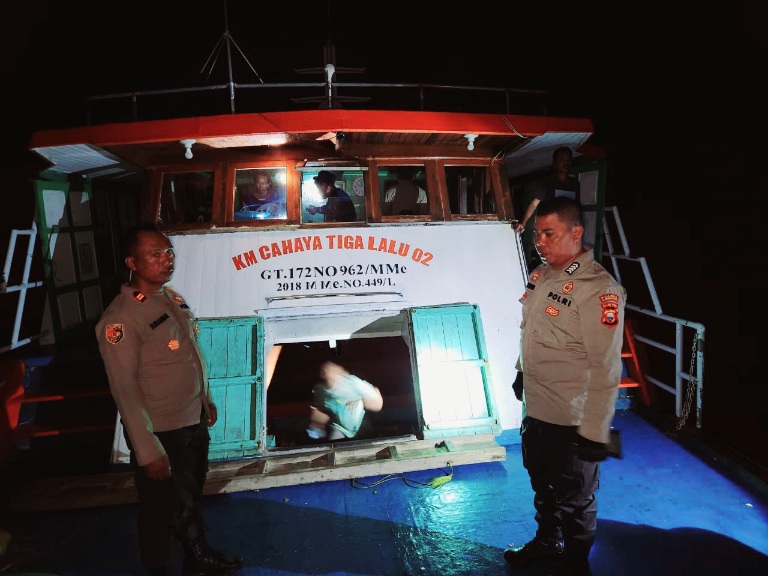 KM Cahaya Tiga Lalu 02 Usai Menabrak Batu Karang di Perairan Desa Tokaka, Kabupaten Halmahera Selatan. (Istimewa)