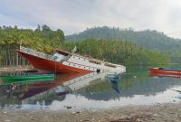 Kondisi KM Cahaya Tiga Lalu 02 Setelah Menabrak Batu Karang di Perairan Desa Tokaka, Kabupaten Halmahera Selatan pada Selasa (2/1/2023). (Foto warga/Rakyatmu)