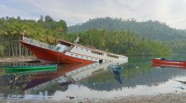 Kondisi KM Cahaya Tiga Lalu 02 Setelah Menabrak Batu Karang di Perairan Desa Tokaka, Kabupaten Halmahera Selatan pada Selasa (2/1/2023). (Foto warga/Rakyatmu)