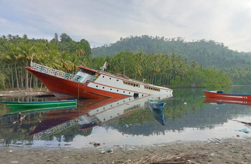 Kondisi KM Cahaya Tiga Lalu 02 Setelah Menabrak Batu Karang di Perairan Desa Tokaka, Kabupaten Halmahera Selatan pada Selasa (2/1/2023). (Foto warga/Rakyatmu)