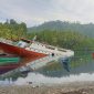 Kondisi KM Cahaya Tiga Lalu 02 Setelah Menabrak Batu Karang di Perairan Desa Tokaka, Kabupaten Halmahera Selatan pada Selasa (2/1/2023). (Foto warga/Rakyatmu)