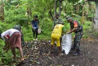 Personil TNI Bersama Masyarakat Bersihkan Pantai Tobololo, Kota Ternate, Jumat (5/1/2024). (Dok. Dandim 1501/Ternate/Rakyatmu)