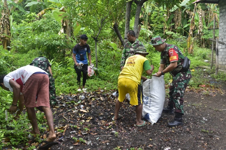Personil TNI Bersama Masyarakat Bersihkan Pantai Tobololo, Kota Ternate, Jumat (5/1/2024). (Dok. Dandim 1501/Ternate/Rakyatmu)