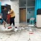 Petugas Kebersihan RSUD Chasan Boesoirie Ternate Membersihkan Ruangan dalam IGD yang Tergenang Air Hujan. (Rakyatmu)