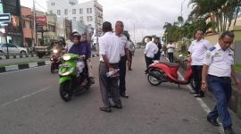 Kepala Dinas Perhubungan Kota Ternate Mochtar Hasim bersama Anggotanya Melakukan Penertiban Kendaraan yang Parkir Menggunakan Badan Jalan. (Rakyatmu) 