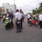 Kepala Dinas Perhubungan Kota Ternate Mochtar Hasim bersama Anggotanya Melakukan Penertiban Kendaraan yang Parkir Menggunakan Badan Jalan. (Rakyatmu) 