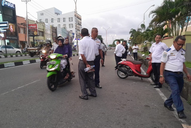 Kepala Dinas Perhubungan Kota Ternate Mochtar Hasim bersama Anggotanya Melakukan Penertiban Kendaraan yang Parkir Menggunakan Badan Jalan. (Rakyatmu) 