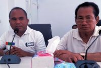 Ketua TPD AMIN Maluku Utara Achmad Hatari (kanan) dan Anggota Timnas AMIN Sahrin Hamid Saat Menyampaikan Penundaan Kedatangan Capres Anies Baswedan di Ternate. (Rakyatmu)