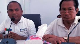 Ketua TPD AMIN Maluku Utara Achmad Hatari (kanan) dan Anggota Timnas AMIN Sahrin Hamid Saat Menyampaikan Penundaan Kedatangan Capres Anies Baswedan di Ternate. (Rakyatmu)