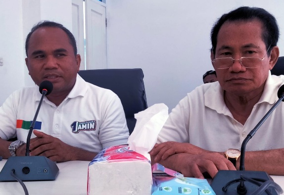 Ketua TPD AMIN Maluku Utara Achmad Hatari (kanan) dan Anggota Timnas AMIN Sahrin Hamid Saat Menyampaikan Penundaan Kedatangan Capres Anies Baswedan di Ternate. (Rakyatmu)