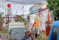 Lokasi Lampu Lalu Lintas di Kelurahan Bastiong Dipenuhi APK Caleg. (Rakyatmu)