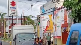 Lokasi Lampu Lalu Lintas di Kelurahan Bastiong Dipenuhi APK Caleg. (Rakyatmu)