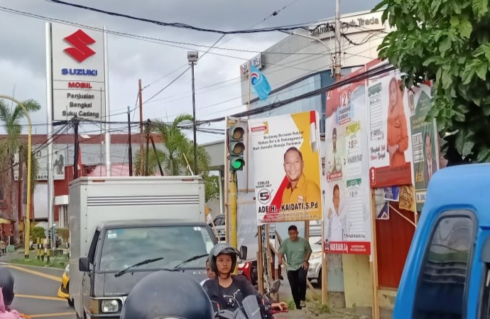 Lokasi Lampu Lalu Lintas di Kelurahan Bastiong Dipenuhi APK Caleg. (Rakyatmu)
