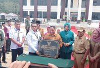Bupati Pulau Taliabu Aliong Mus Meresmikan Gedung Pengadilan Negeri Bobong  dan Penandatanganan Prasasti. (Rakyatmu)