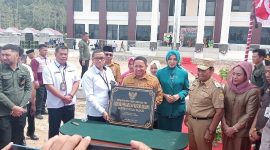 Bupati Pulau Taliabu Aliong Mus Meresmikan Gedung Pengadilan Negeri Bobong  dan Penandatanganan Prasasti. (Rakyatmu)