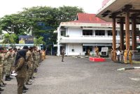 Sekretaris Daerah Kota Ternate Rizal Marsaoly saat Pimpin Apel di Eks Kantor Wali Kota Ternate. (Istimewa/Rakyatmu)