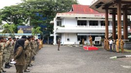 Sekretaris Daerah Kota Ternate Rizal Marsaoly saat Pimpin Apel di Eks Kantor Wali Kota Ternate. (Istimewa/Rakyatmu)