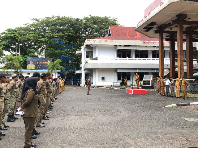 Sekretaris Daerah Kota Ternate Rizal Marsaoly saat Pimpin Apel di Eks Kantor Wali Kota Ternate. (Istimewa/Rakyatmu)