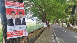 Poster Pasangan Anies-Muhaimin Dipaku di Pohon Kota Ternate, Maluku Utara. (Rakyatmu)
