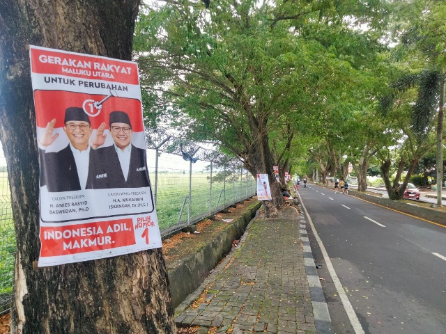 Poster Pasangan Anies-Muhaimin Dipaku di Pohon Kota Ternate, Maluku Utara. (Rakyatmu)