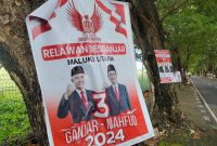 APK yang Dipaku di Pepohonan Kota Ternate. (Rakyatmu)