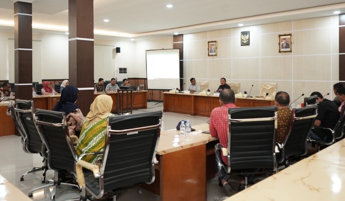 Sekretaris Daerah Kota Ternate Rizal Marsaoly bersama Pimpinan OPD Pengelola PAD Gelar Rapat di Kantor Wali Kota. (Rakyatmu)