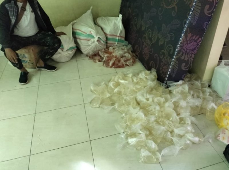 Polisi Mengamankan Miras di Kamar Kos dan Menangkap Tersangka Membawa Barang Bukti. (Rakyatmu)