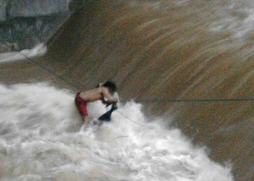 Ilustrasi Terseret Arus Banjir