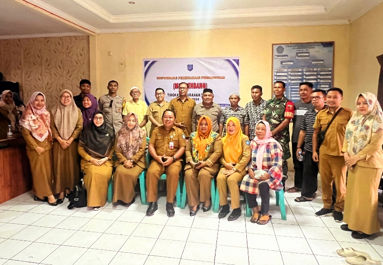 Ketua TAPD Kota Ternate Rizal Marsaoly bersama Peserta Musrenbang Kelurahan Toboko. (Rakyatmu)