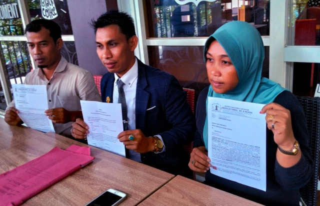 Nurjaya Hi Ibrahim Didampingi Kuasa Hukum Mirjan Marsaoly Menyampaikan Permohonan ke PN Ternate untuk Dilakukan Pelelangan Rumah Milik Termohon Yunan Hari Wibowo. (Rakyatmu)