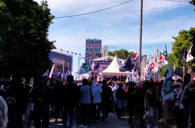 Kampanye Terbuka Anies Baswedan di Ternate, Maluku Utara Berlatar belakang Baliho Capres Nomor Urut 3. (Rakyatmu)