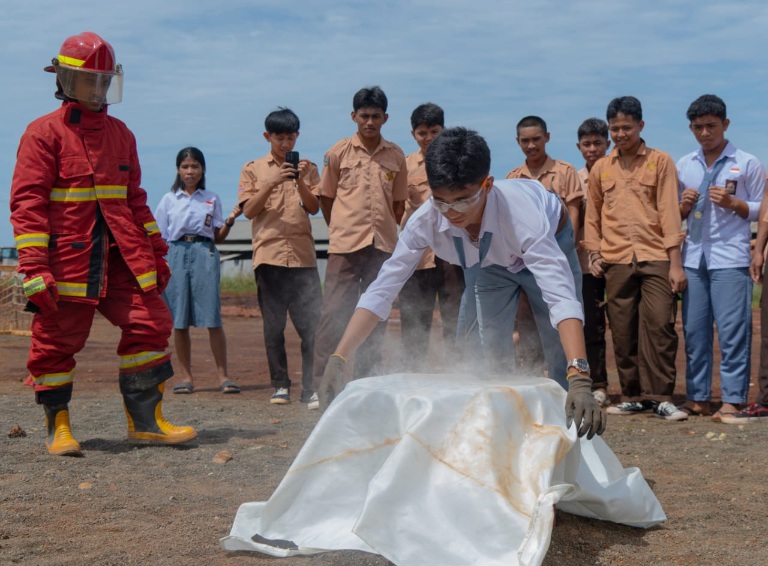 Siswa SMA Tunas Muda Desa Kawasi Melakukan Pelatihan K3. (Harita for Rakyatmu)