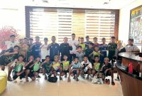 Pemain Muda SSB Tunas Gamalama bersama Manajer Persiter Ternate Rizal Marsaoly. (Rakyatmu)