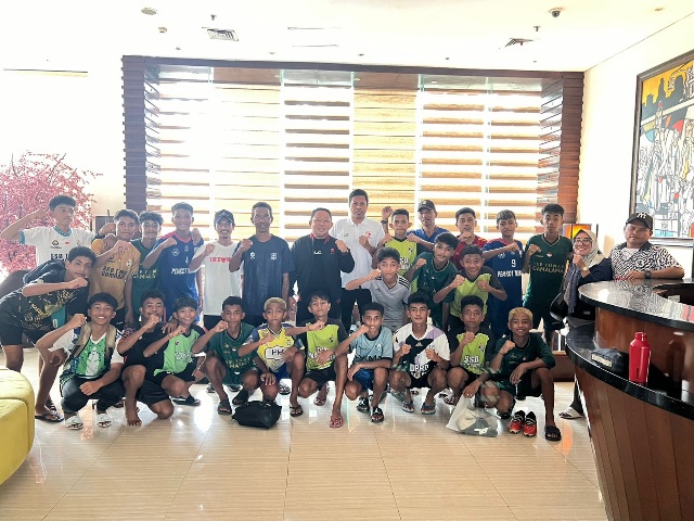 Pemain Muda SSB Tunas Gamalama bersama Manajer Persiter Ternate Rizal Marsaoly. (Rakyatmu)