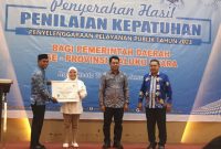 Kepala Dinas Kesehatan Kepulauan Sula Wakili Pemda Terima Penghargaan dari Ombudsman RI. (Istimewa/Rakyatmu)