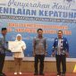 Kepala Dinas Kesehatan Kepulauan Sula Wakili Pemda Terima Penghargaan dari Ombudsman RI. (Istimewa/Rakyatmu)