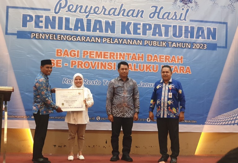 Kepala Dinas Kesehatan Kepulauan Sula Wakili Pemda Terima Penghargaan dari Ombudsman RI. (Istimewa/Rakyatmu)
