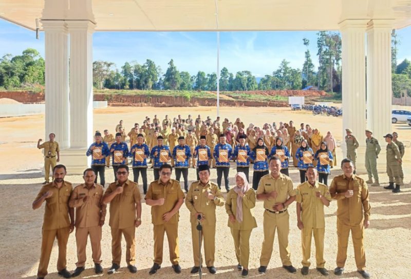Usai Penyerahan SK P3K Teknis di Kantor Bupati Pulau Taliabu. (Rakyatmu)