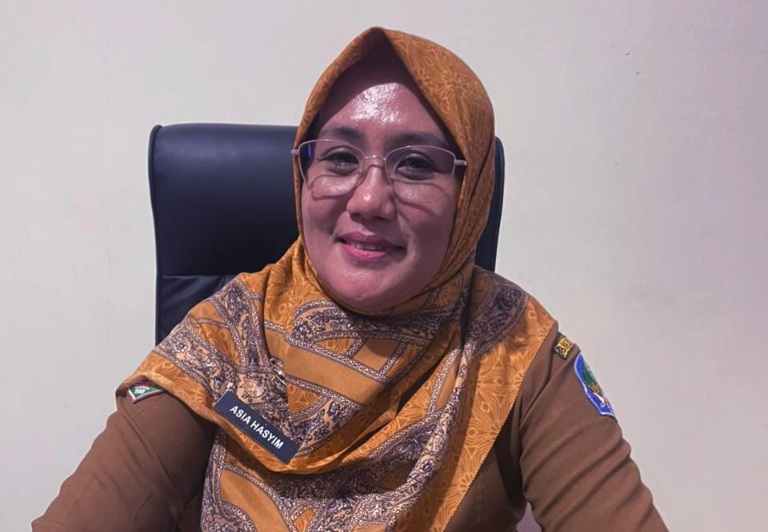 Kepala Dinas Kesehatan Kabupaten Halmahera Selatan Asia Hasjim Saat Menyampaikan Rencana Akreditasi RSUD Obi. (Rakyatmu)