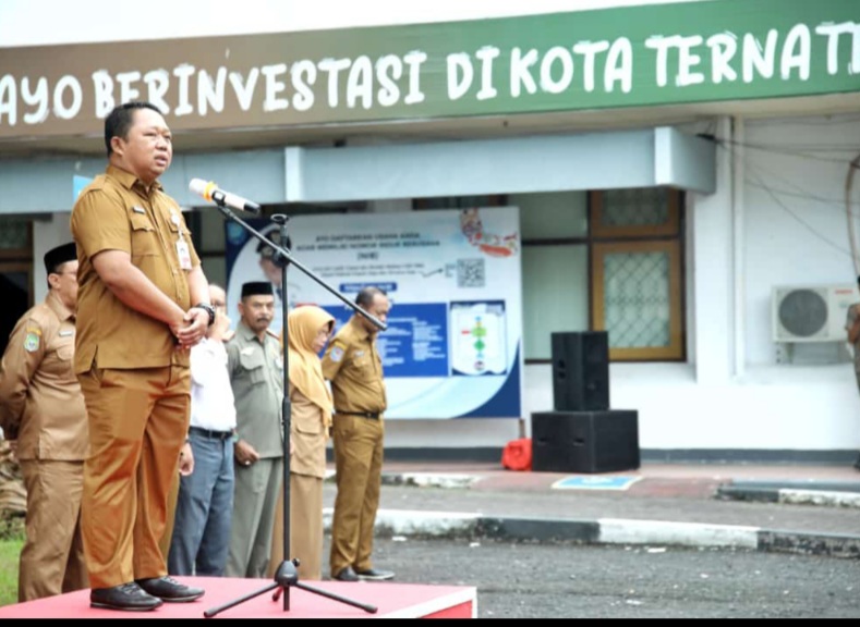 Sekretaris Daerah Rizal Marsaoly saat Pimpin Apel di Eks Kantor Wali Kota Ternate, Senin (15/1/2024). (Bucek for Rakyatmu)