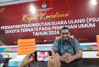 Ketua KPU Kota Ternate M. Zen A. Karim saat Diwawancarai Usai Rakor Persiapan Pelaksanaan PSU di Dua TPS. (Rakyatmu)