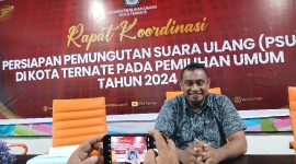 Ketua KPU Kota Ternate M. Zen A. Karim saat Diwawancarai Usai Rakor Persiapan Pelaksanaan PSU di Dua TPS. (Rakyatmu)