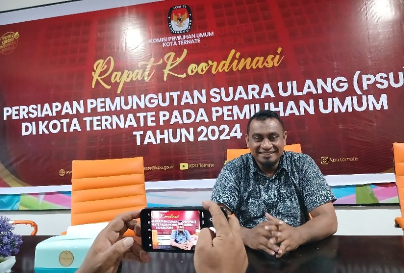 Ketua KPU Kota Ternate M. Zen A. Karim saat Diwawancarai Usai Rakor Persiapan Pelaksanaan PSU di Dua TPS. (Rakyatmu)