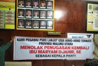 Spanduk Penolakan Kembalinya Maryam Zahir Sebagai Ketua UPTD PSRS Lanjut Usia Himo-Himo. (Rakyatmu)
