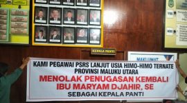 Spanduk Penolakan Kembalinya Maryam Zahir Sebagai Ketua UPTD PSRS Lanjut Usia Himo-Himo. (Rakyatmu)
