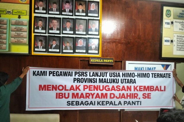 Spanduk Penolakan Kembalinya Maryam Zahir Sebagai Ketua UPTD PSRS Lanjut Usia Himo-Himo. (Rakyatmu)