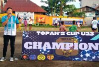 Ketua Umum KONI Kota Ternate Muhammad Ghifari Bopeng Saat Memberi Sambutan Sekaligus Menutup Pertandingan Sepak Bola Gawang Sedang TOPAN’S Cup U-23. (Rakyatmu)