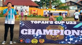 Ketua Umum KONI Kota Ternate Muhammad Ghifari Bopeng Saat Memberi Sambutan Sekaligus Menutup Pertandingan Sepak Bola Gawang Sedang TOPAN’S Cup U-23. (Rakyatmu)