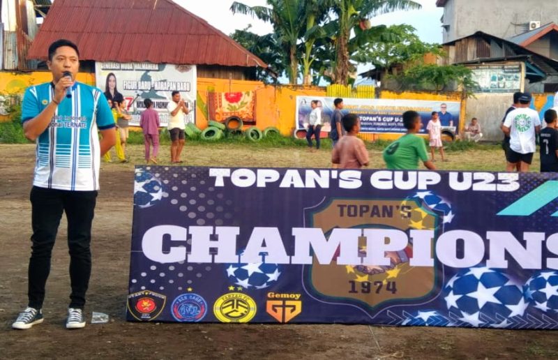 Ketua Umum KONI Kota Ternate Muhammad Ghifari Bopeng Saat Memberi Sambutan Sekaligus Menutup Pertandingan Sepak Bola Gawang Sedang TOPAN’S Cup U-23. (Rakyatmu)