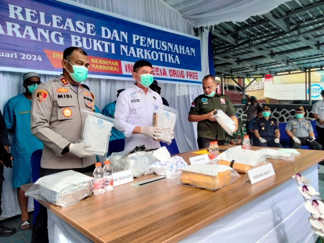 BNNP Maluku Utara musnahkan Narkotika Seberat 16, 73 Kg dan Menangkap Tiga Pelaku. (Rakyatmu)